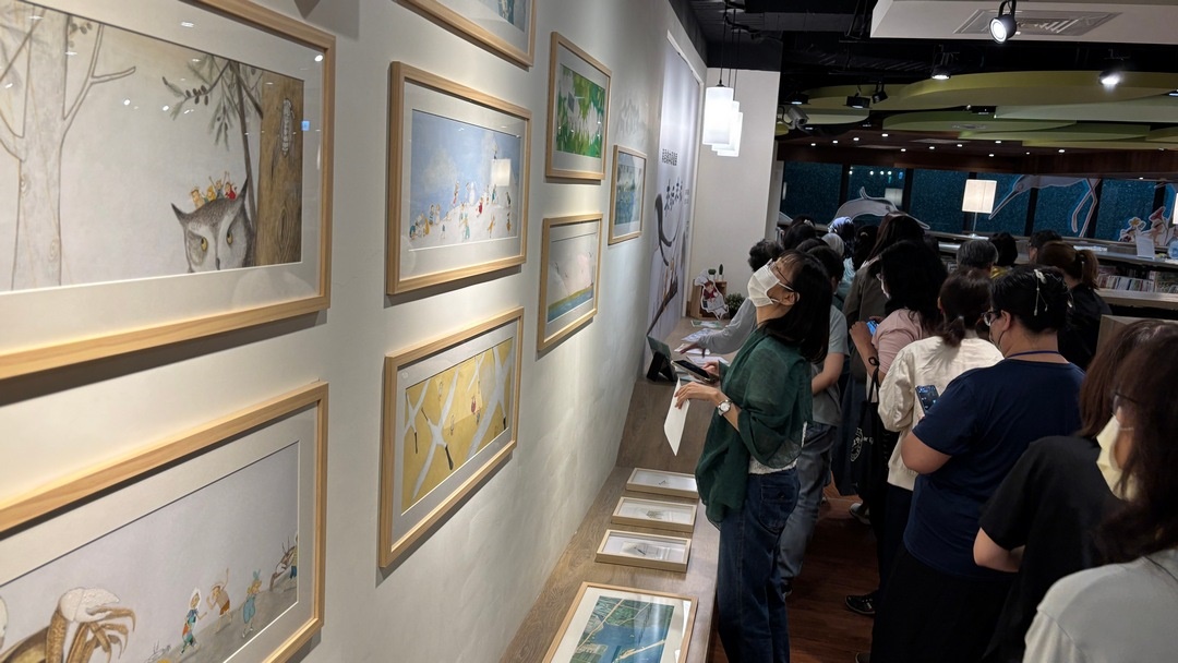 自行出版海洋繪本並且於圖書館辦理繪本原畫展，與民眾用畫對話，傳遞海洋永續議題